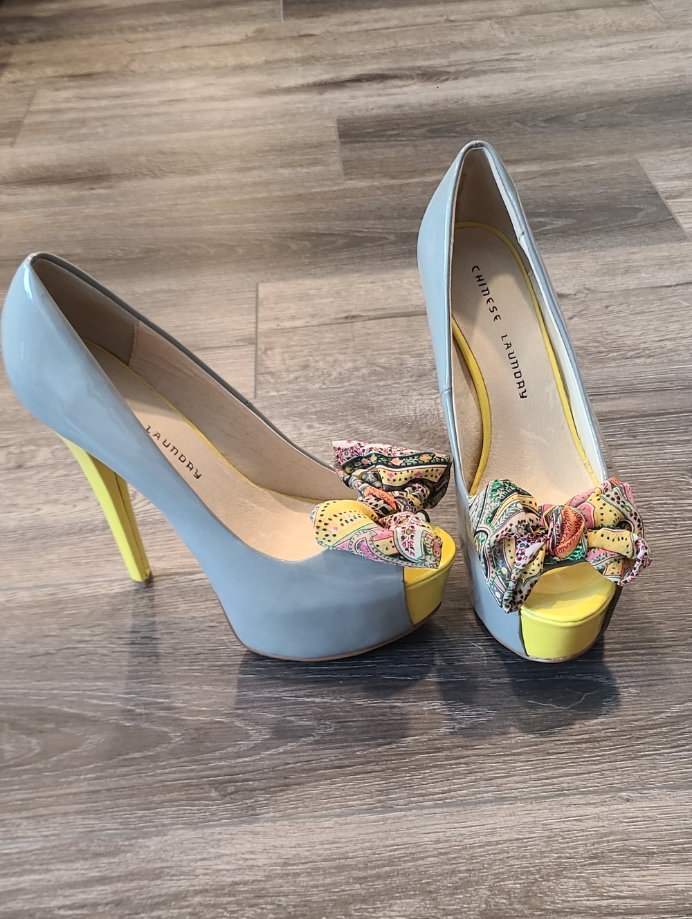 Chinese Laundry Light Gray and Yellow Peep-Toe Heels with Multicolor Bow